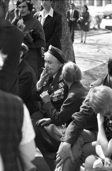 Летчица Ольга Николаевна Ямщикова на встрече ветеранов женских авиационных полков в сквере у Большого театра 2 мая 1977 года, 2 мая 1977, г. Москва