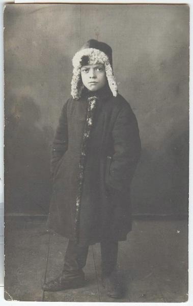 Портрет мальчика в зимнем пальто, 1918 - 1920. Выставка «Нам не страшны мороз и вьюга» с этой фотографией.