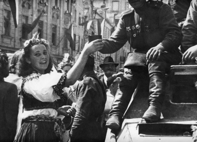 Жители чехословацкого города Тельч встречают первых своих освободителей, 9 мая 1945, Чехословакия, г. Тельч. Выставка «Победители» с этой фотографией.