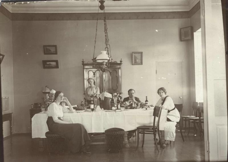 В столовой. Пасха, 1906 год. Выставки&nbsp;«Пасха радостная», «Светлая седмица» с этой фотографией.