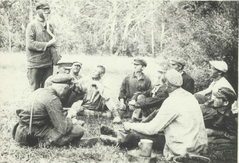 Курсанты изучают противогазы, 1930-е