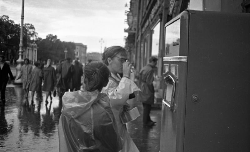 Невский проспект. У автомата с газированной водой, 1960-е, г. Ленинград