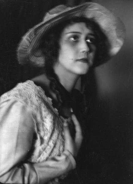 Портрет девушки в шляпе, 1920-е. Выставка «Макияж 1920-х» с этой фотографией.&nbsp;
