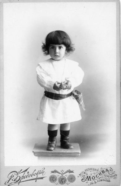 Портрет девочки, 1900 год, г. Москва. Альбуминовая печать.Видеовыставка «К 180-летию фотографии. Эпизод IV: "Альбумин"» с этим снимком.