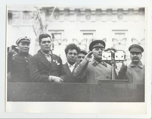 Иван Доронин, Михаил Водопьянов, Анатолий Ляпидевский, Анастас Микоян, Климент Ворошилов, Иосиф Сталин на трибуне Мавзолея, 6 июля 1934, г. Москва