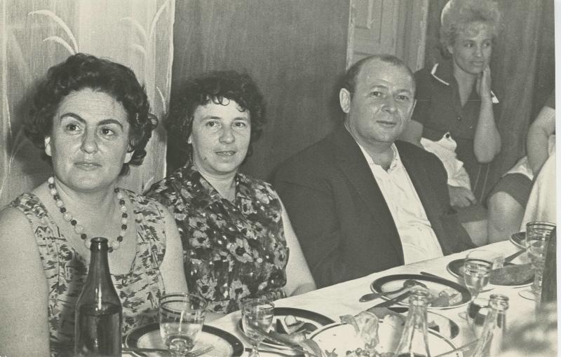 И. Озерова, Инна Гофф, К. Ваншенкин за праздничным столом, 10 июня 1964