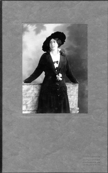 Портрет молодой дамы в шляпе, 1910-е, Харьковская губ., г. Харьков