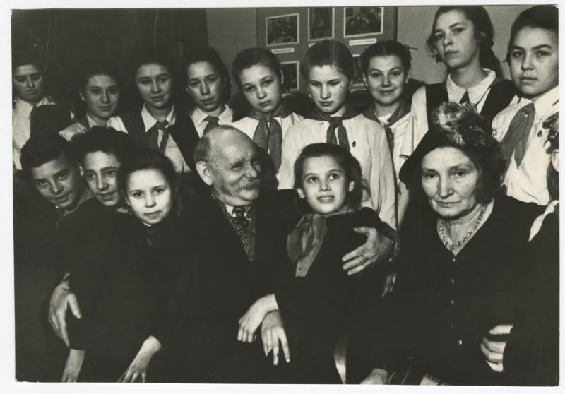 Внук Карла Маркса Эдгар Лонге с советскими пионерами, 1948 год, г. Москва
