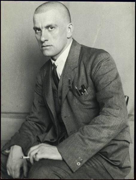 Поэт Владимир Маяковский, 1924 год. Видео «ЛЮБ» с этой фотографией.