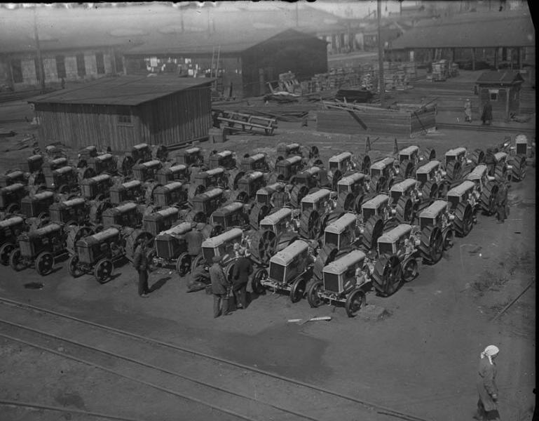 Первые тракторы Кировского тракторного завода. Двор, 1930 год, г. Ленинград. Видео «Сергей Киров» с этой фотографией.&nbsp;