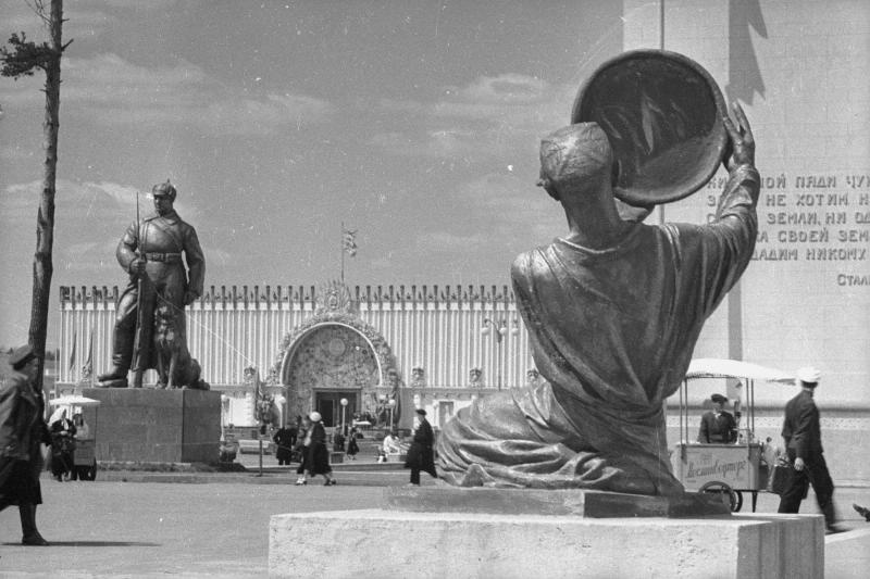 ВСХВ. Скульптурные группы «Бубнист» и «Пограничник с собакой», 1939 год, г. Москва