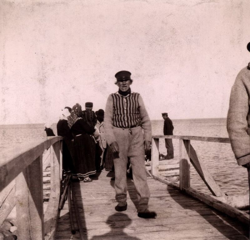 Мужчина в полосатом жакете и фуражке, 1900-е, Эстляндская губ., о. Рухну. Ныне Эстонская Республика.