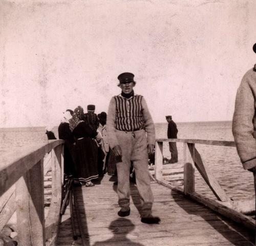 Мужчина в полосатом жакете и фуражке, 1900-е, Эстляндская губ., о. Рухну