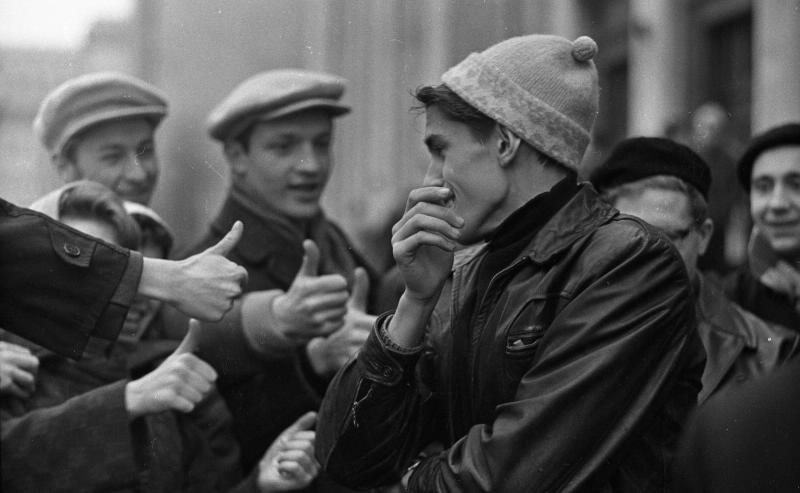 Студенты. Игра «Отгадай, кто?», 1963 - 1964, г. Москва. Выставка «Игра длиной в полвека» и видео «Учись, студент!» с этой фотографией. 