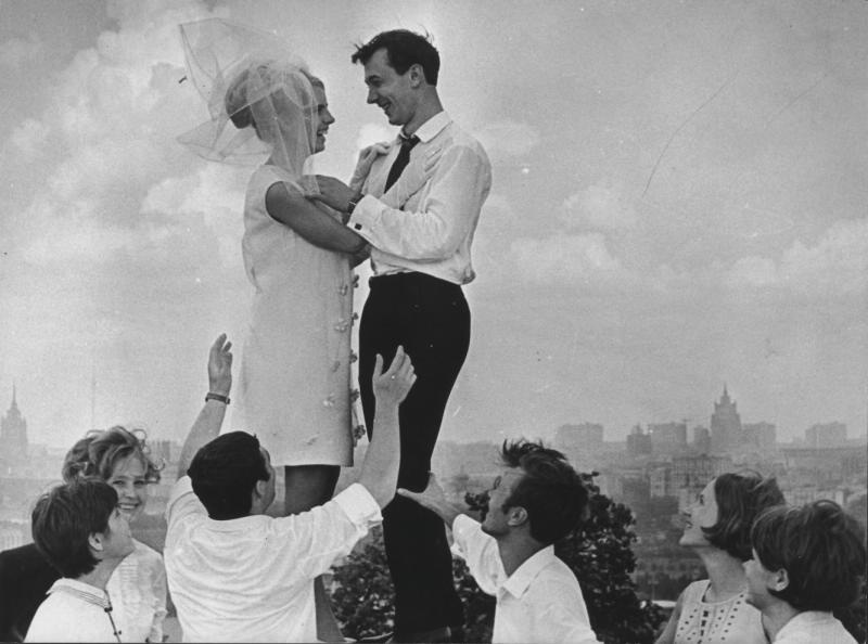 «В облаках», 1969 год, г. Москва. До 1935 года и с 1999 года – Воробьевы горы.Выставка «Советская романтика»&nbsp;и «10 лучших свадебных фотографий» с этим снимком.