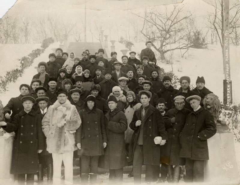 Н.И.Ушаков в группе отдыхающих на лестнице львов., 1932 год, г. Ессентуки