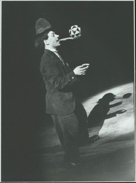 Карандаш-жонглер, 1940 год, г. Москва. Видео «Советский Чаплин. Михаил Румянцев» с этой фотографией.