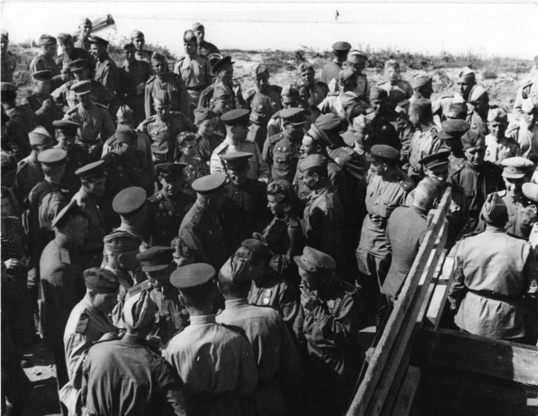 Проводы первой очереди демобилизованных 27-й гвардейской танковой бригады, май 1945