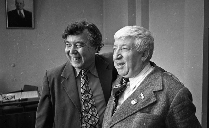 Расул Гамзатов и неизвестный, 1976 год, Узбекская ССР, г. Ташкент (?)