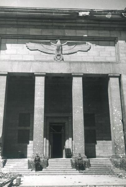 Главный вход в Имперскую канцелярию, 2 мая 1945, Германия, г. Берлин