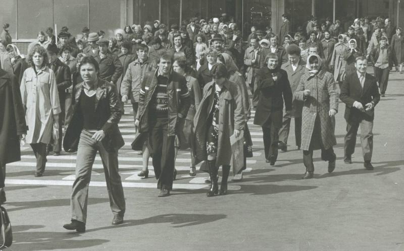 Работники ВАЗа выходят с территории завода, 1981 год, Куйбышевская обл., г. Тольятти