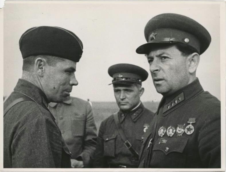 Военные, 1940 - 1941. Справа – армейский комиссар 1-го ранга Лев Мехлис.