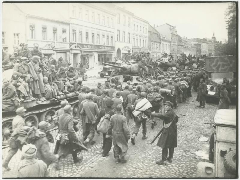 Колонна, 1945 год