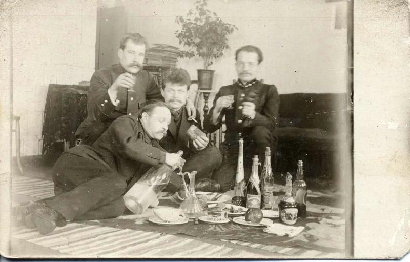 Мужская компания, 1900-е. Выставка «В комнатах» с этой фотографией.