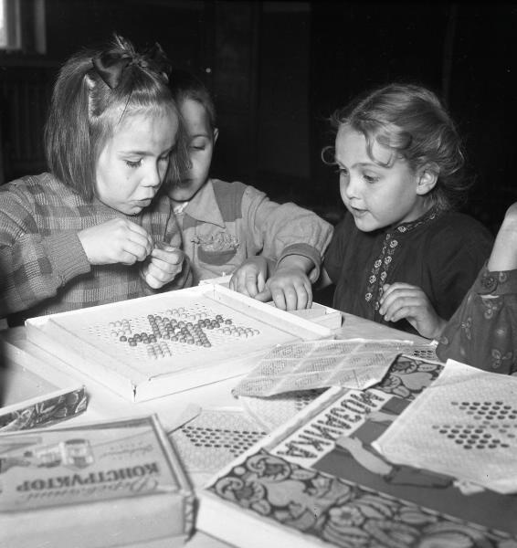 Девочки играют в настольную мозаику, 1956 - 1957