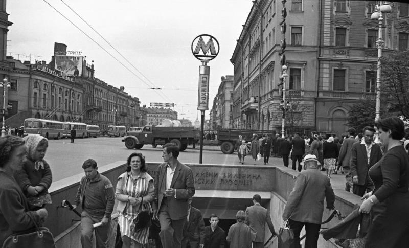 У выхода из подземного перехода, 1965 год, г. Ленинград. Станция метро «Невский проспект».