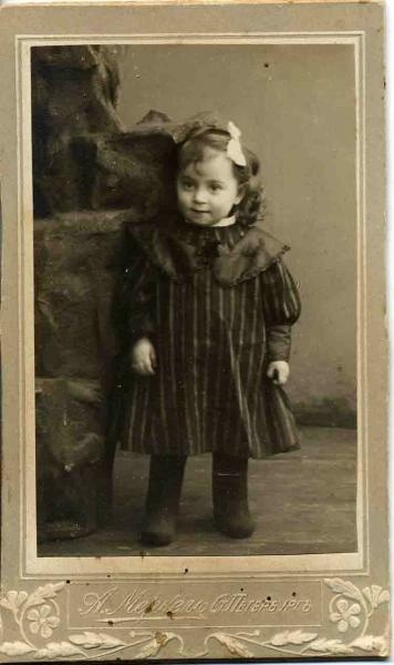 Портрет маленькой девочки в валенках, 1910-е, г. Санкт-Петербург. С 1914 года - Петроград.