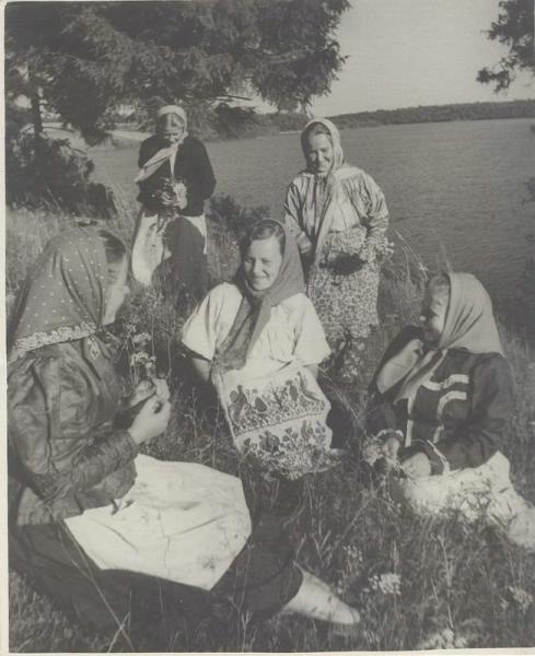 Крестьянские девушки с цветами, 1930-е