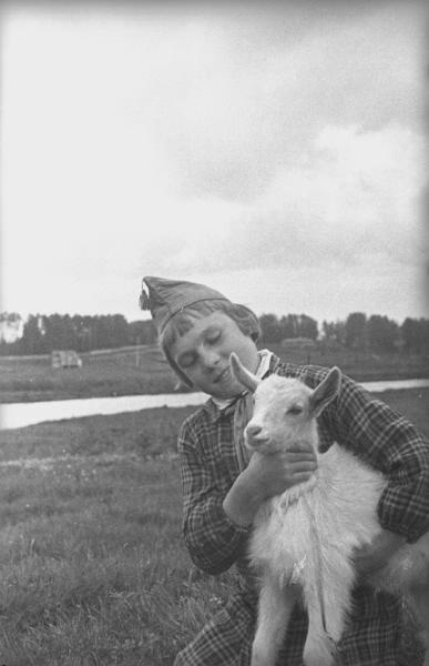Девочка с козленком, 1942 год, Московская обл., г. Пушкино