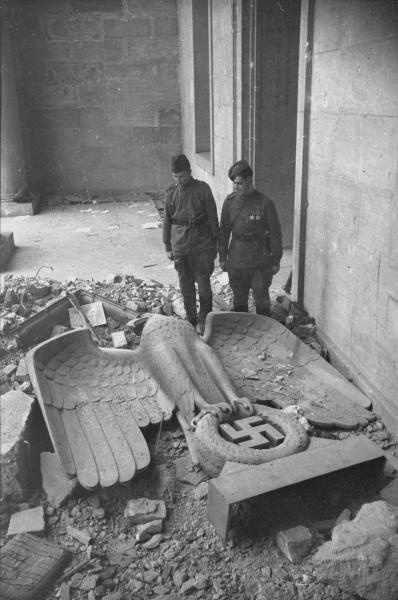 Советские солдаты у входа в Рейхсканцелярию в Берлине, 9 - 31 мая 1945, Германия, г. Берлин. Выставка: «Бои за Берлин» с этой фотография.