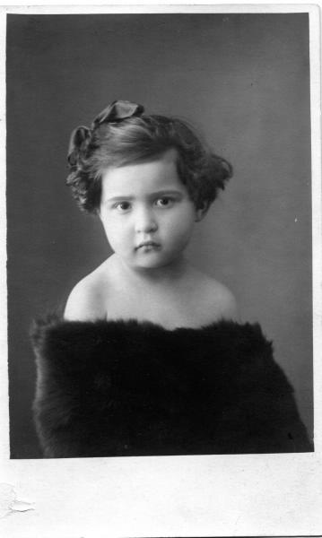 Портрет маленькой девочки в меховой горжетке, 1930-е