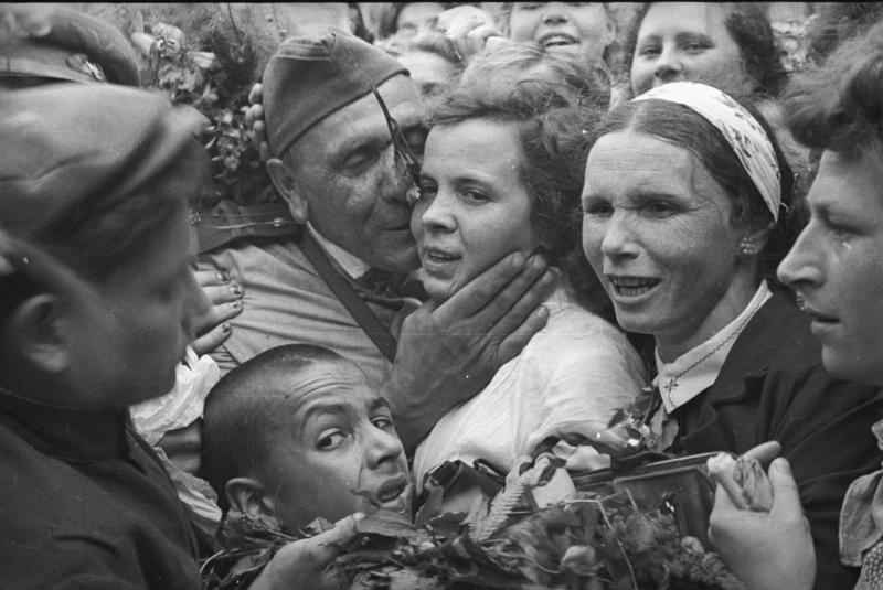 Встреча на Белорусском вокзале, 1945 год, г. Москва. Видео «Георгий Петрусов» с этой фотографией.