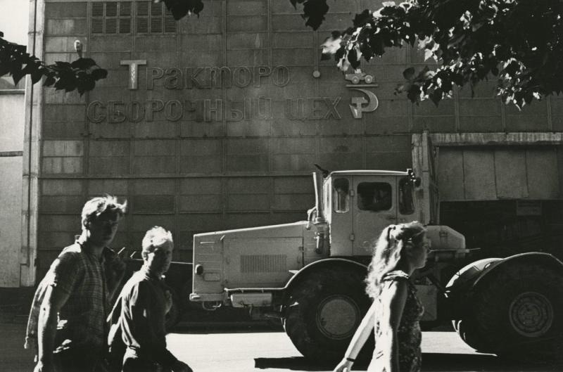 Тракторо-сборочный цех на Кировском тракторном заводе, 1960-е, г. Ленинград