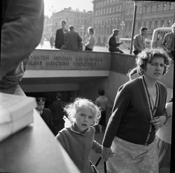 На выходе из подземного перехода, 1966 год, г. Ленинград