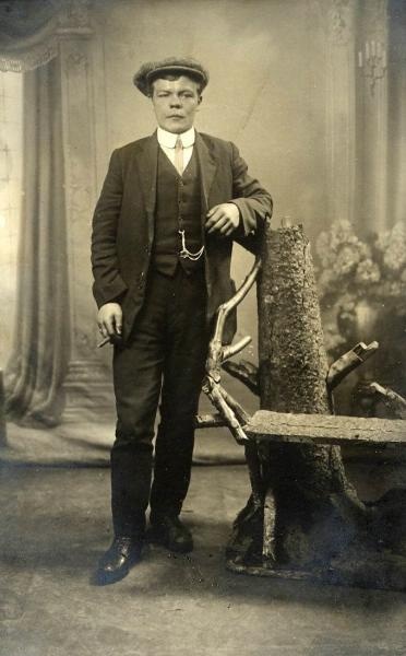 Мужской портрет, 1914 год. Выставка «Приди… Чаруй… Люби…» с этой фотографией.