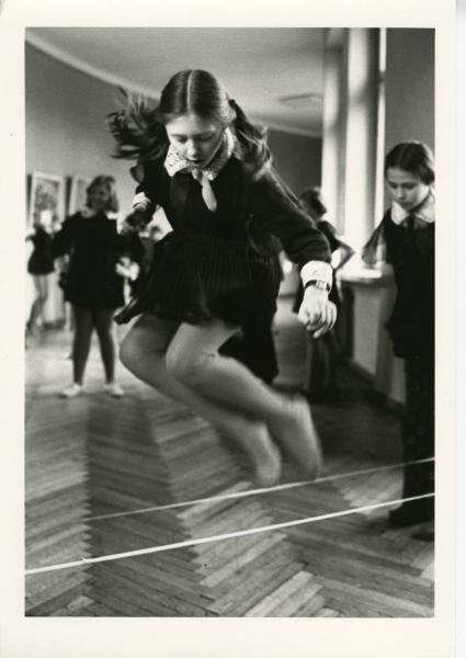 На перемене в школе искусств им. Чюрлениса, 1980-е, Литовская ССР, г. Вильнюс. Выставка «Игра длиной в полвека» с этой фотографией.