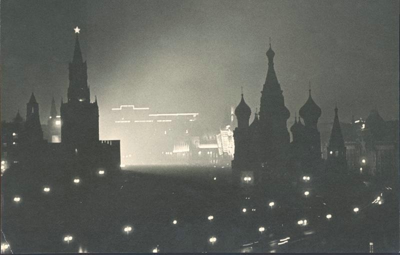Вид на Красную площадь с Васильевского спуска, 7 ноября 1946, г. Москва. Видеовыставка «Евгений Умнов» с этой фотографией.