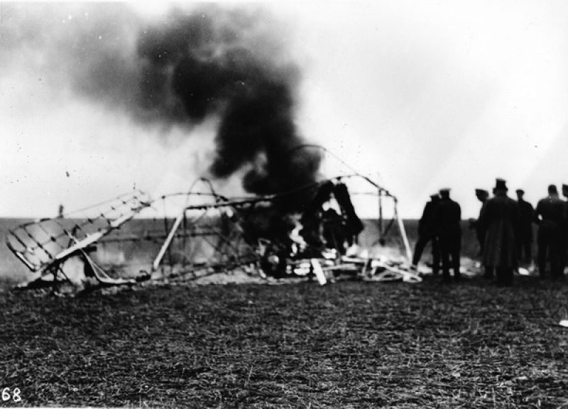 Сгоревший аэроплан «Вуазен», август 1915