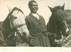 Колхозник-комсомолец с прикрепленными к нему лошадьми, 1933 год