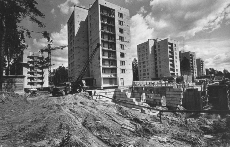 Строительство города Протвино, 1970-е, Московская обл., пгт. Протвино. Из серии «Институт физики высоких энергий в Протвино».В 1989 году поселок городского типа Протвино был преобразован в город областного подчинения.