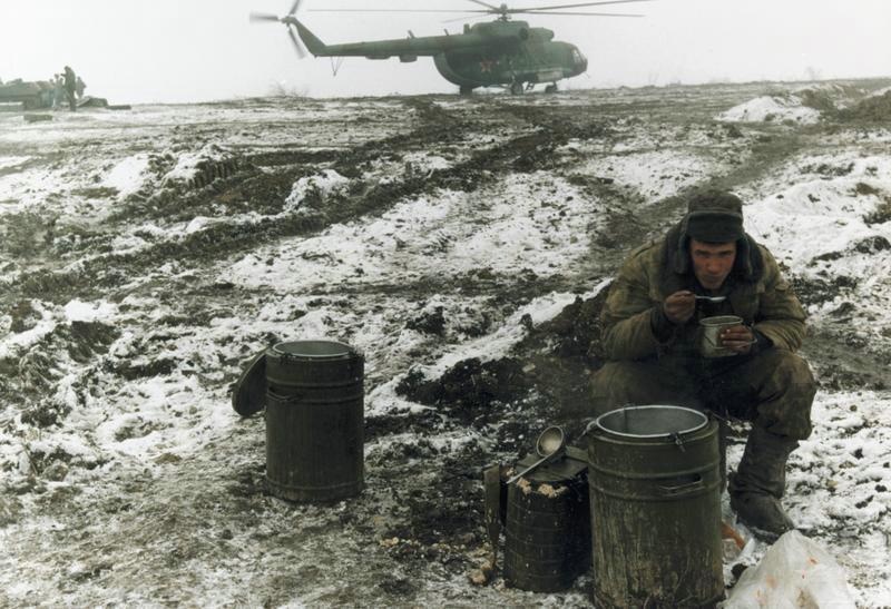 Солдат, 3 ноября 1999, Чеченская Республика. 7 августа 1999 года началась Вторая чеченская война. Активная фаза боевых действий продолжалась с 1999 года по 2000 год.