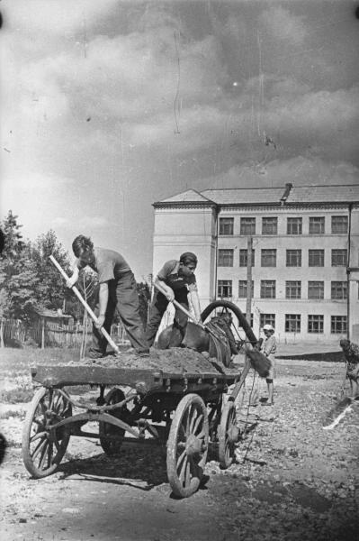 Ученики 11-й мытищинской школы работают на строительстве дороги, 1941 год, Московская обл., г. Мытищи