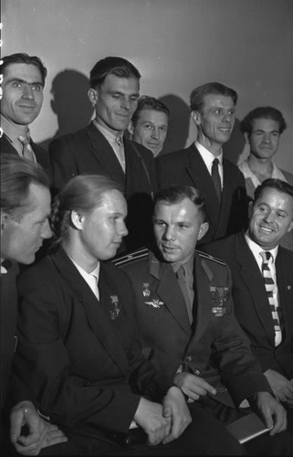 Юрий Гагарин с сотрудниками Главного павильона ВДНХ, 23 октября 1961, г.Москва, ВДНХ