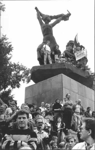 Август-91, август 1991, г. Москва. Выставка «Августовский путч» с этой фотографией.