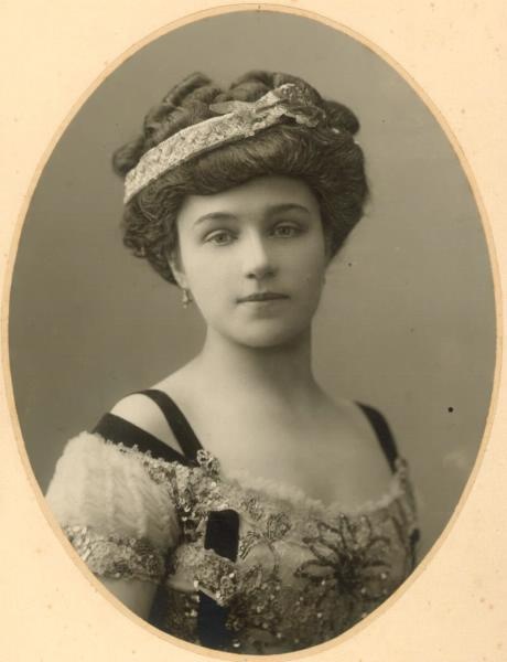 Портрет молодой женщины в овале, 19 апреля 1911, г. Санкт-Петербург
