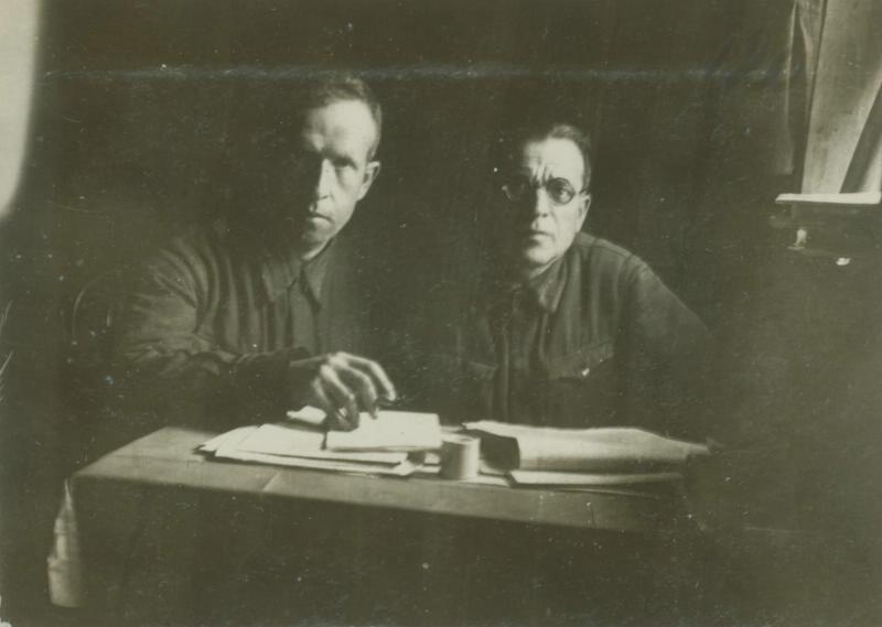 Портрет военных, 1941 - 1943. Слева – фотограф Арон Замский.